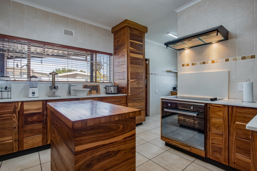 5 Bedroom Property for Sale in Uitsig Western Cape